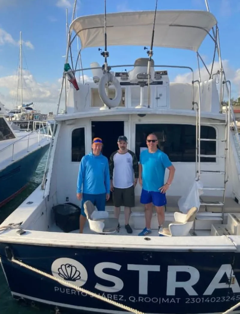 Barco de pesca deportiva Ostra en la marina de Puerto Juárez