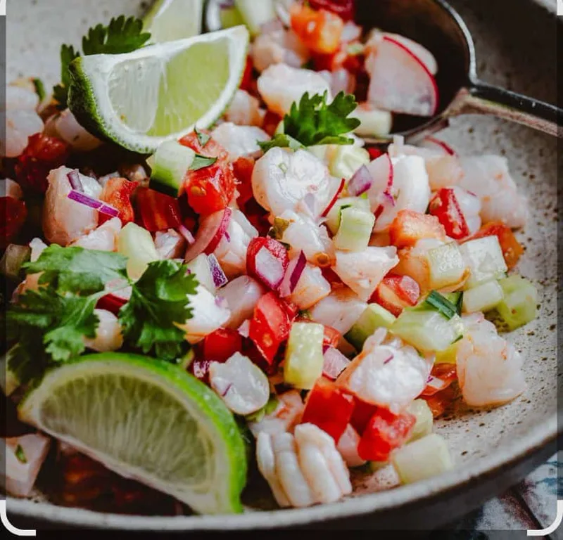 Ceviche fresco de camarón con limón y cilantro