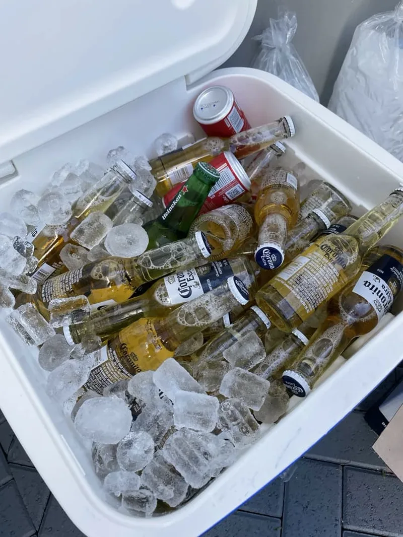 Hielera llena de cervezas y refrescos para el tour