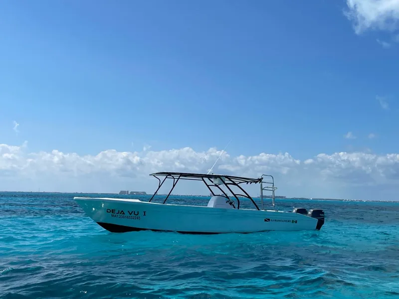 Lancha Deja Vu I anclada en el mar turquesa de Isla Mujeres