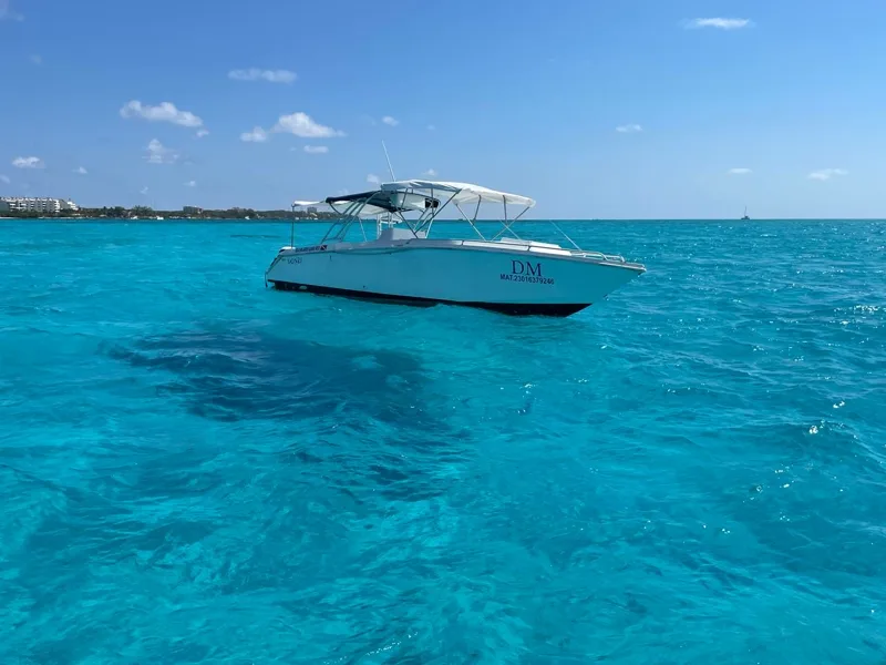 Lancha DM en aguas cristalinas de la bahía de Isla Mujeres